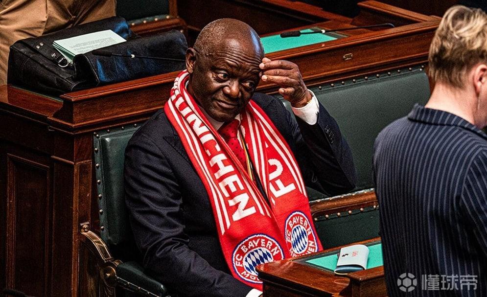 拜仁淘汰皇马后，孔帕尼父亲围着拜仁围巾参加比利时议会活动